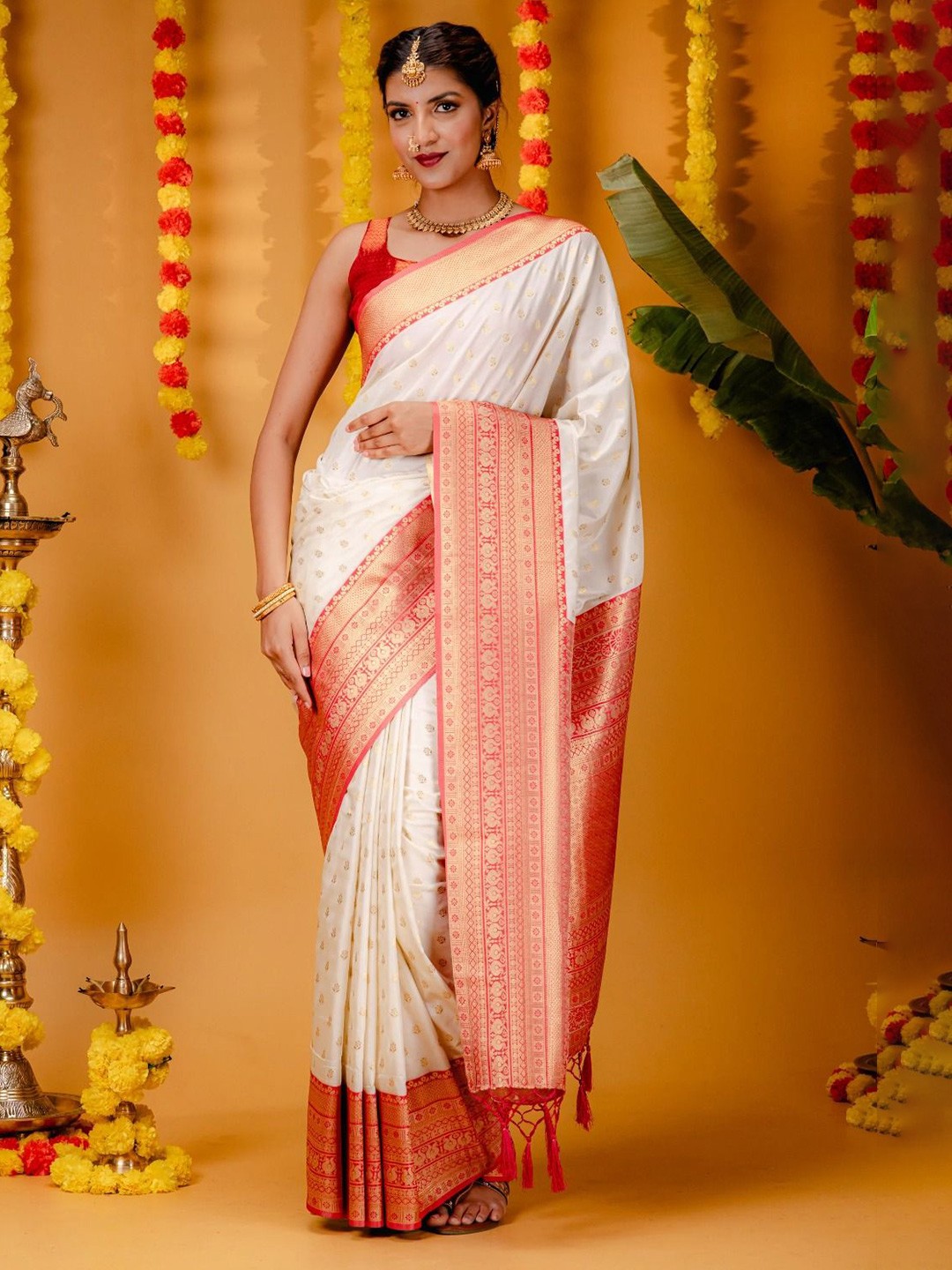 

APNISHA Woven Design Zari Pure Silk Banarasi Saree, White