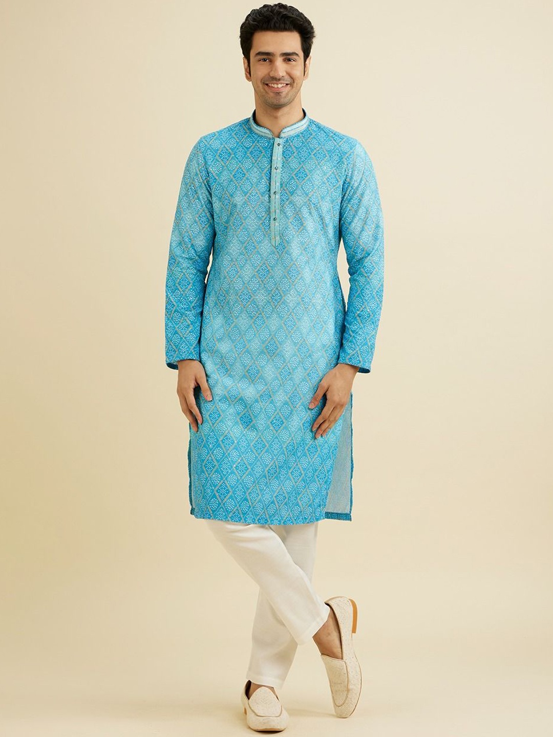 

Manyavar Geometric Embroidered Thread Work Mandarin Collar Straight Kurta & Trousers, Blue