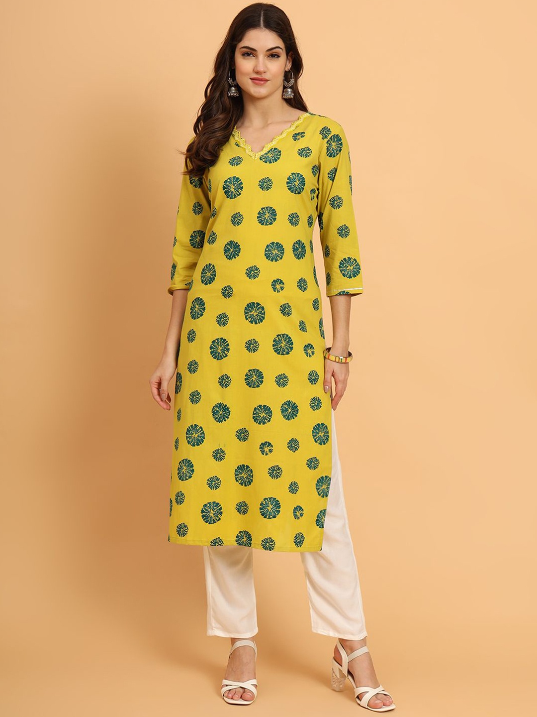 

AAYUMI Floral Printed V-Neck Thread Work Kurta, Yellow