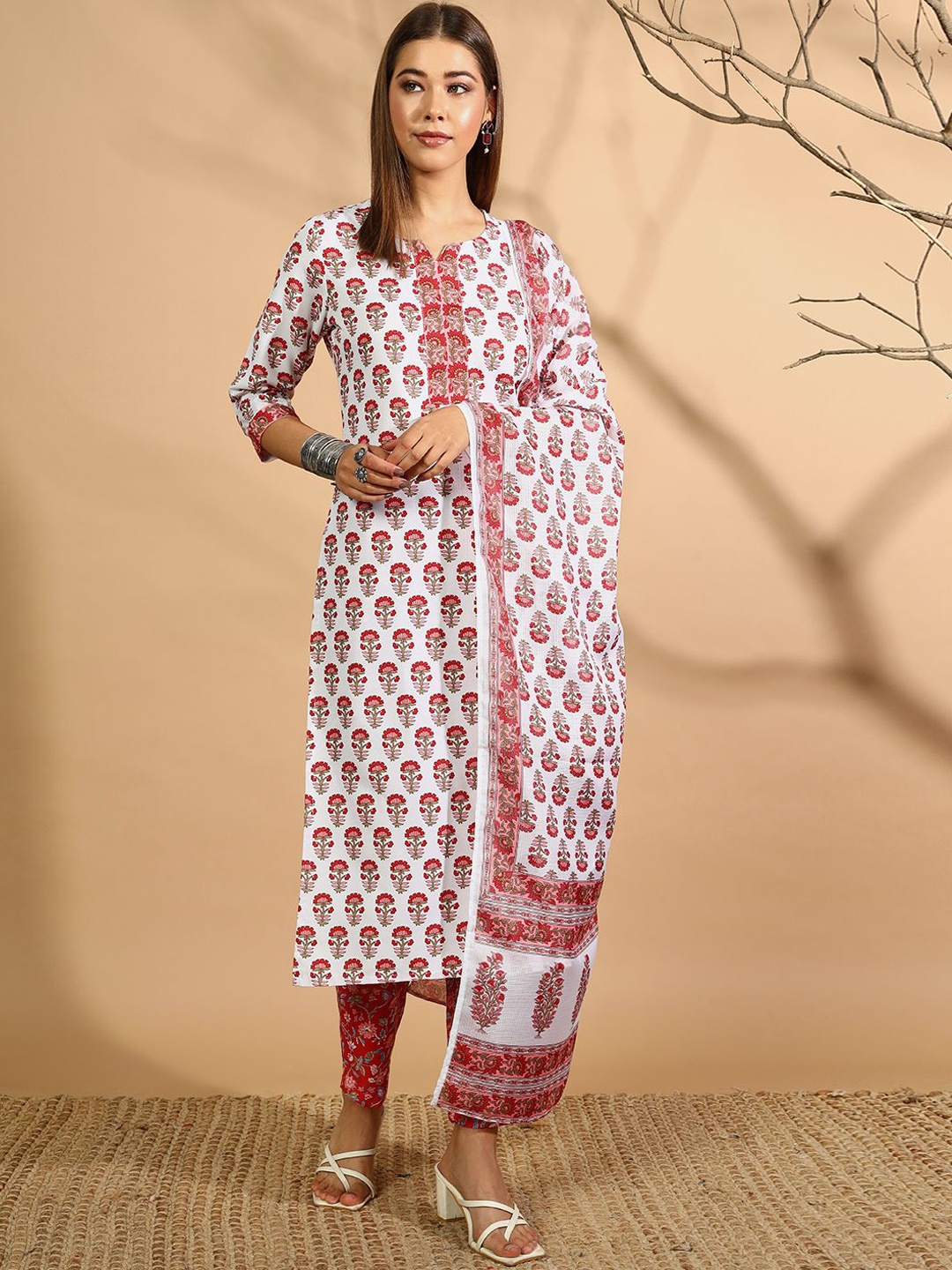

Anouk Rustic Floral Printed Regular Straight Kurta with Trousers & Dupatta, Maroon