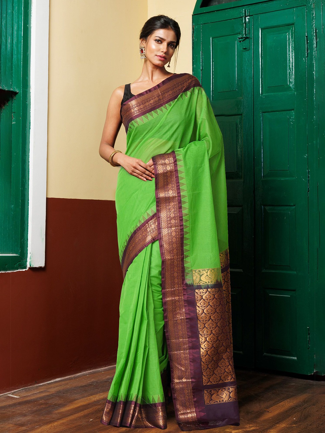 

Unnati Silks Woven Design Zari Pure Cotton Handloom Gadwal Saree, Green