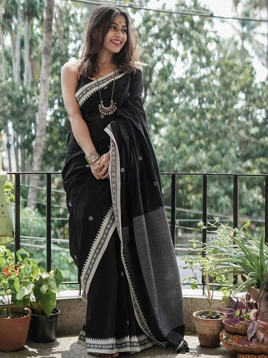 

KALINI Ethnic Motifs Woven Design Banarasi Saree, Black
