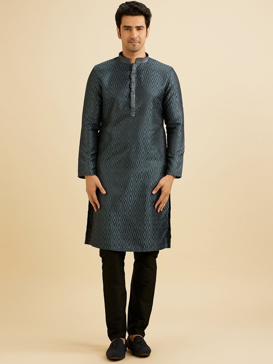 

Manyavar Geometric Woven Design Mandarin Collar Kurta With Pyjamas, Grey