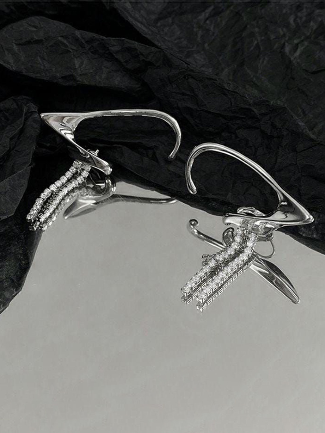 

YU FASHIONS Silver-Plated Rhinestone Studded Geometric Drop Earrings