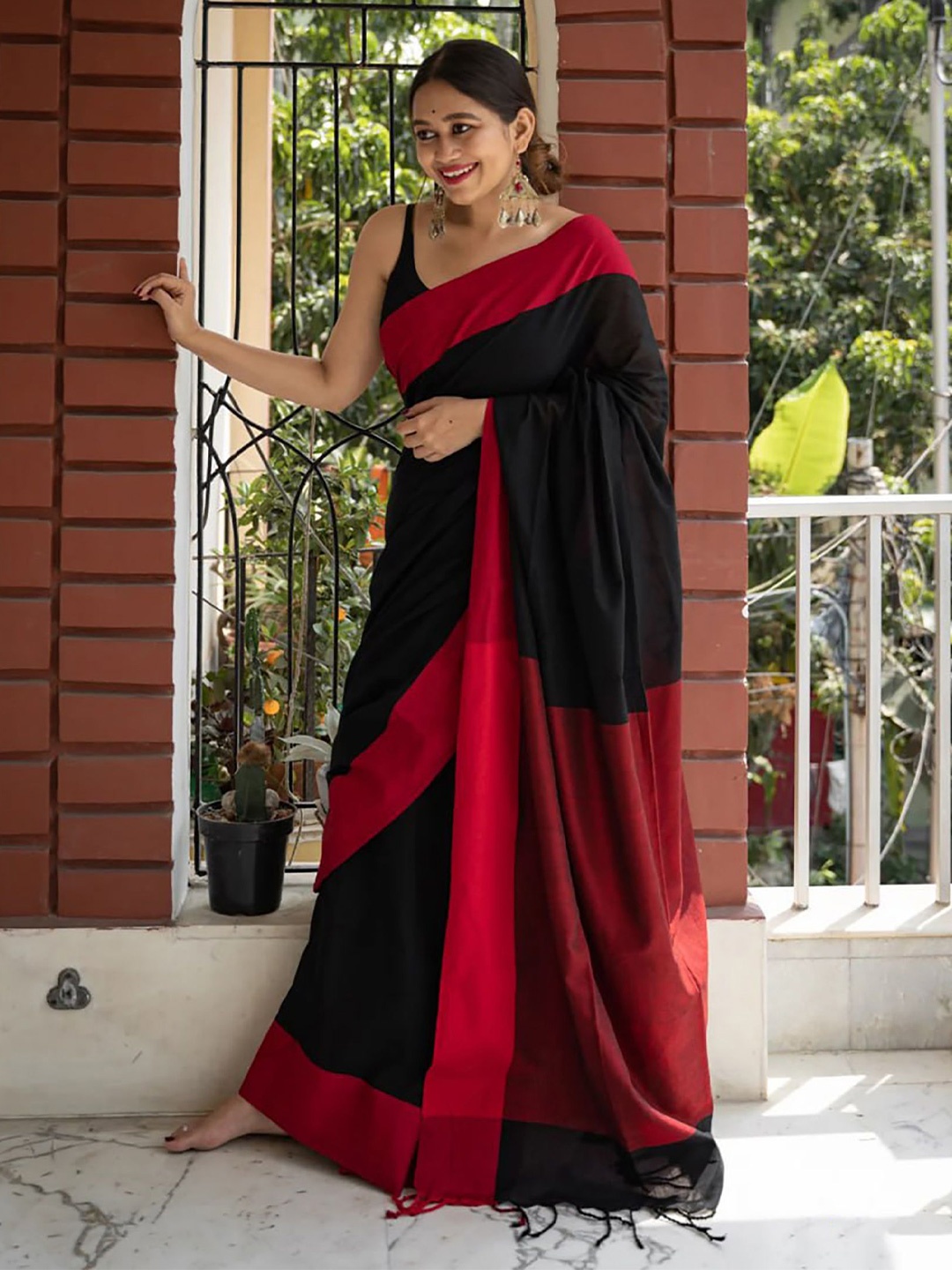 

KALINI Solid Banarasi Saree, Black