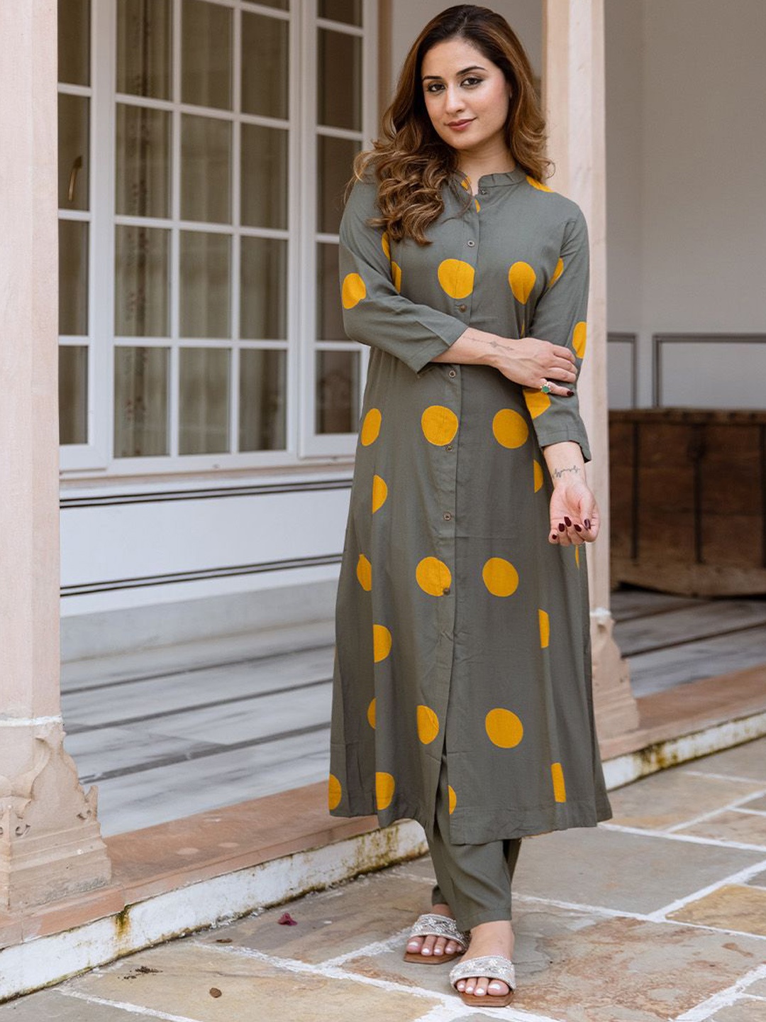 

Ishin Geometric Printed Mandarin Collar Straight Kurta With Trousers, Grey