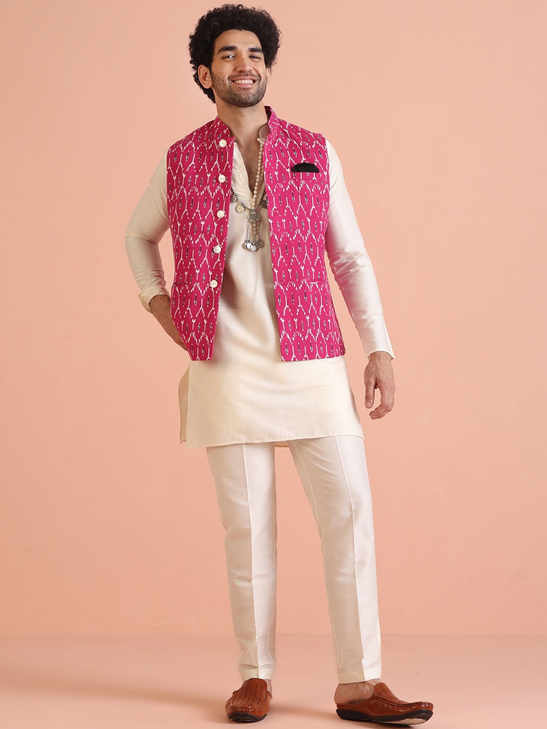 

KISAH Geometric Printed Mandarin Collar Straight Kurta With Trousers & Jacket, White