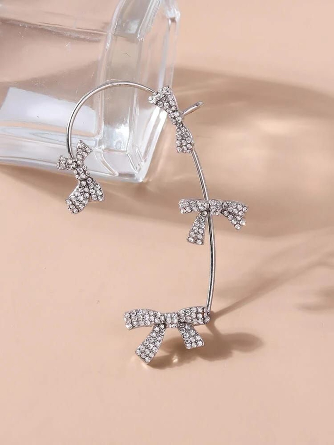 

YU FASHIONS Silver-Plated Geometric Rhinestone Studded Ear Cuff Earring