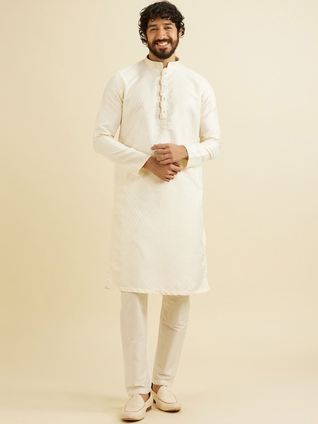 

Manyavar Geometric Printed Mandarin Collar Straight Kurta With Trousers, Cream