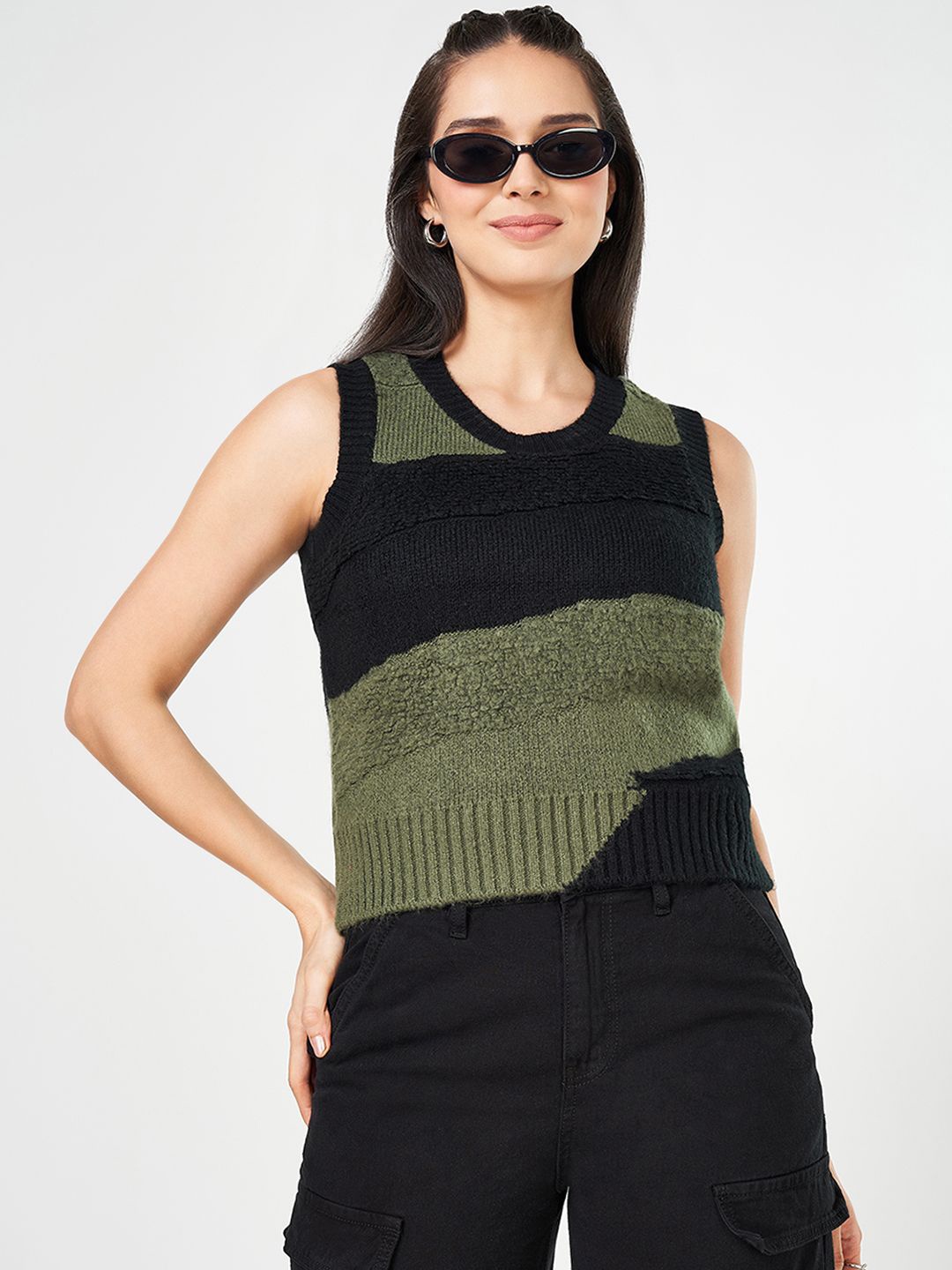 

People Women Round Neck Sleeveless Colourblocked Pullover, Olive