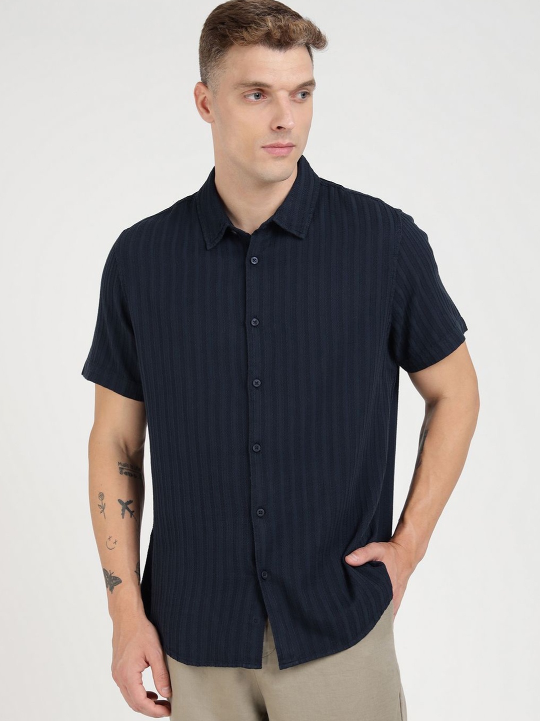 

GUESS Men Spread Collar Textured Cotton Slim Fit Casual Shirt, Navy blue