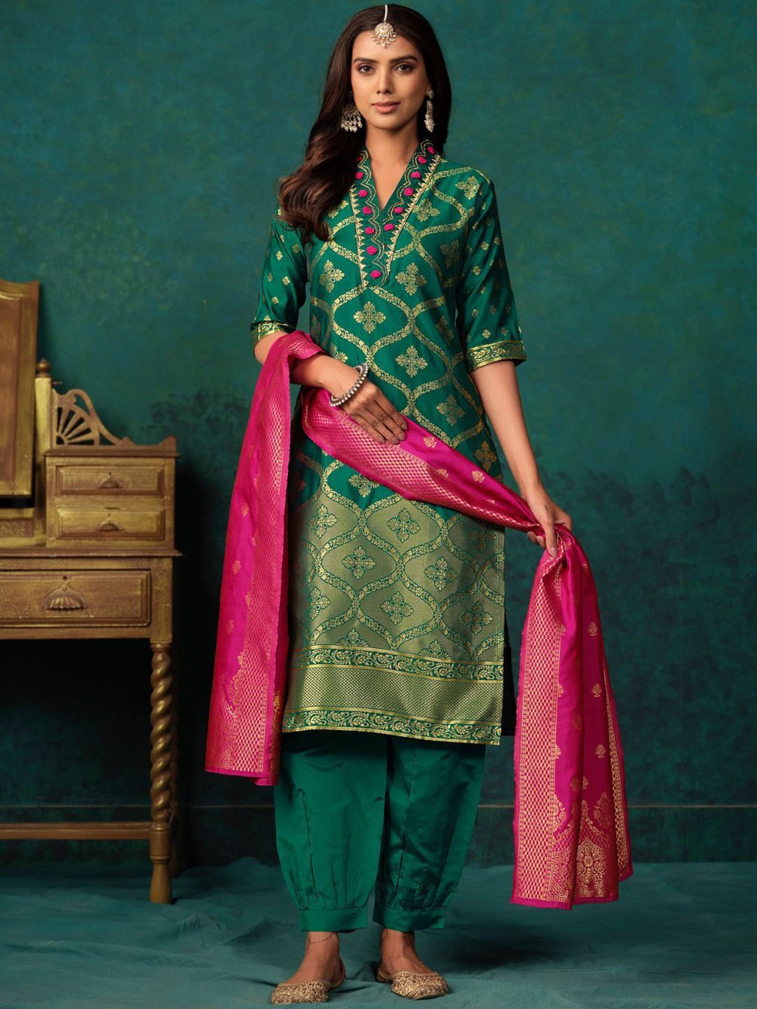 

Sangria Woven Design With Embroidered Banarasi Kurta With Salwar & Dupatta, Green