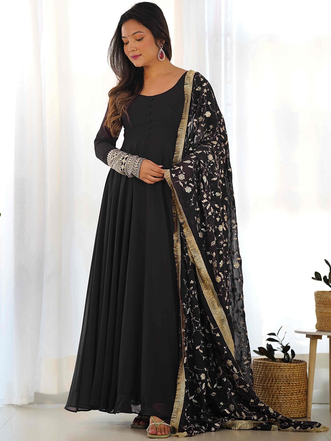 

Tanhai Round Neck Long Sleeves Regular Sequinned Georgette Kurta With Trouser With Dupatta, Black