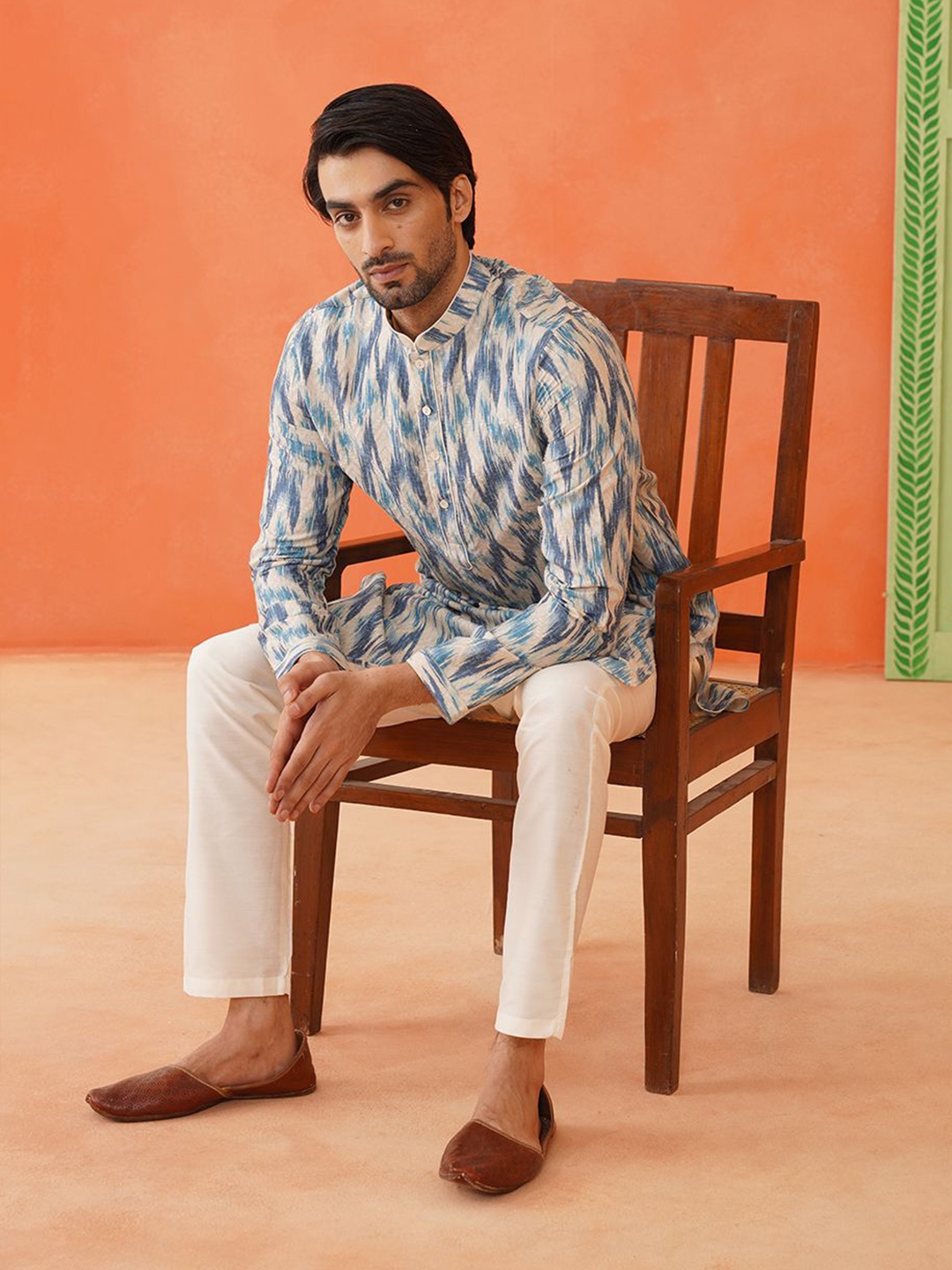 

TheEthnic.Co Abstract Ikat Printed Mandarin Collar Straight Kurta, Blue