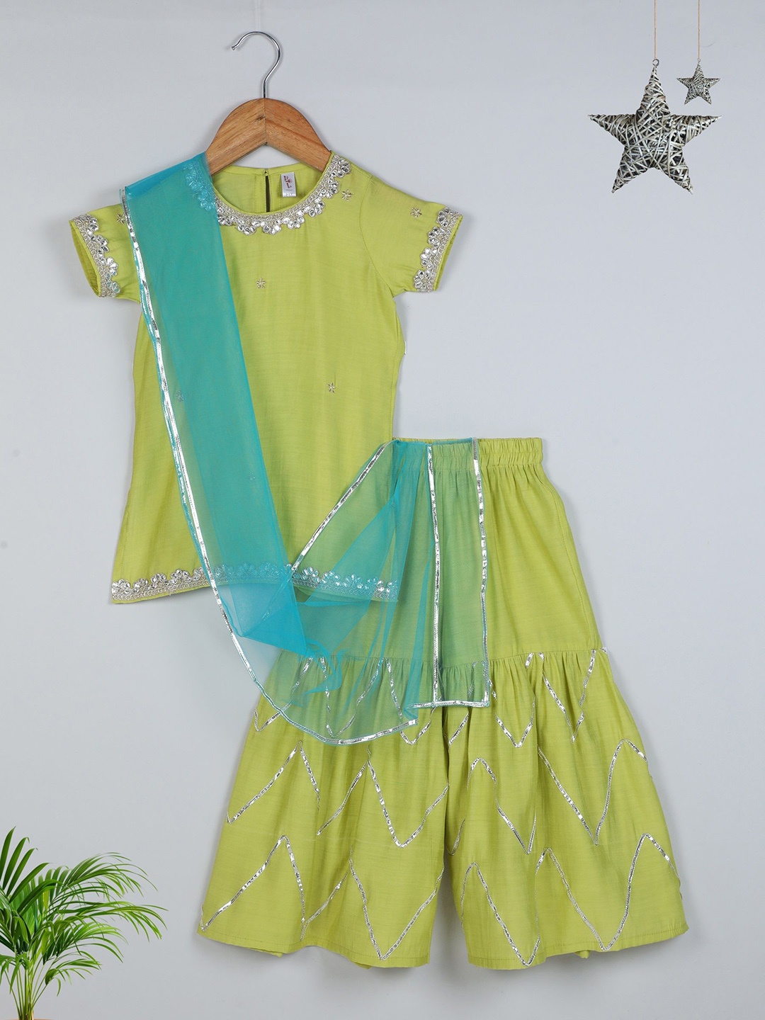 

The Magic Wand Girls Floral Printed Regular Kurta with Palazzos, Green