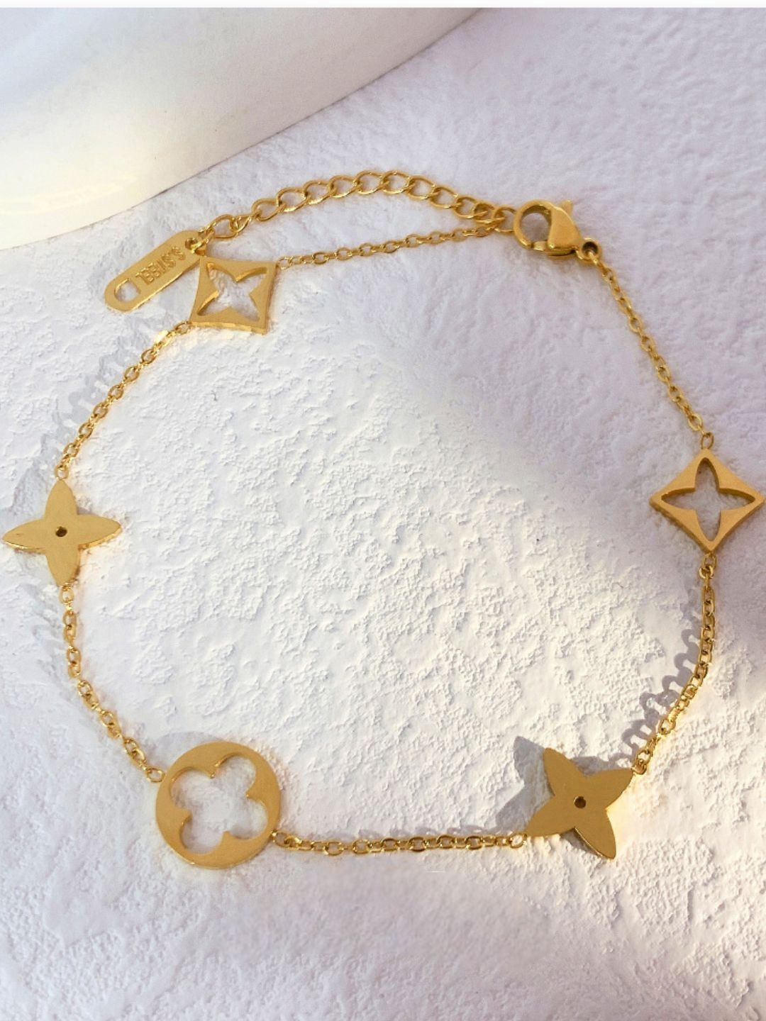 

AQUASTREET 18K Antitarnish Waterproof Clover Charm Bracelet, Gold