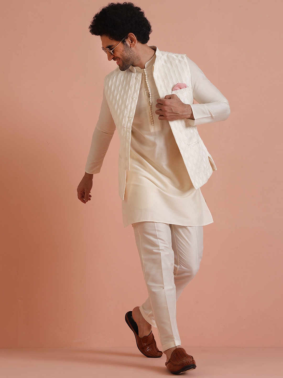 

KISAH Geometric Woven Design Mandarin Collar Straight Kurta With Trousers & Jacket, White