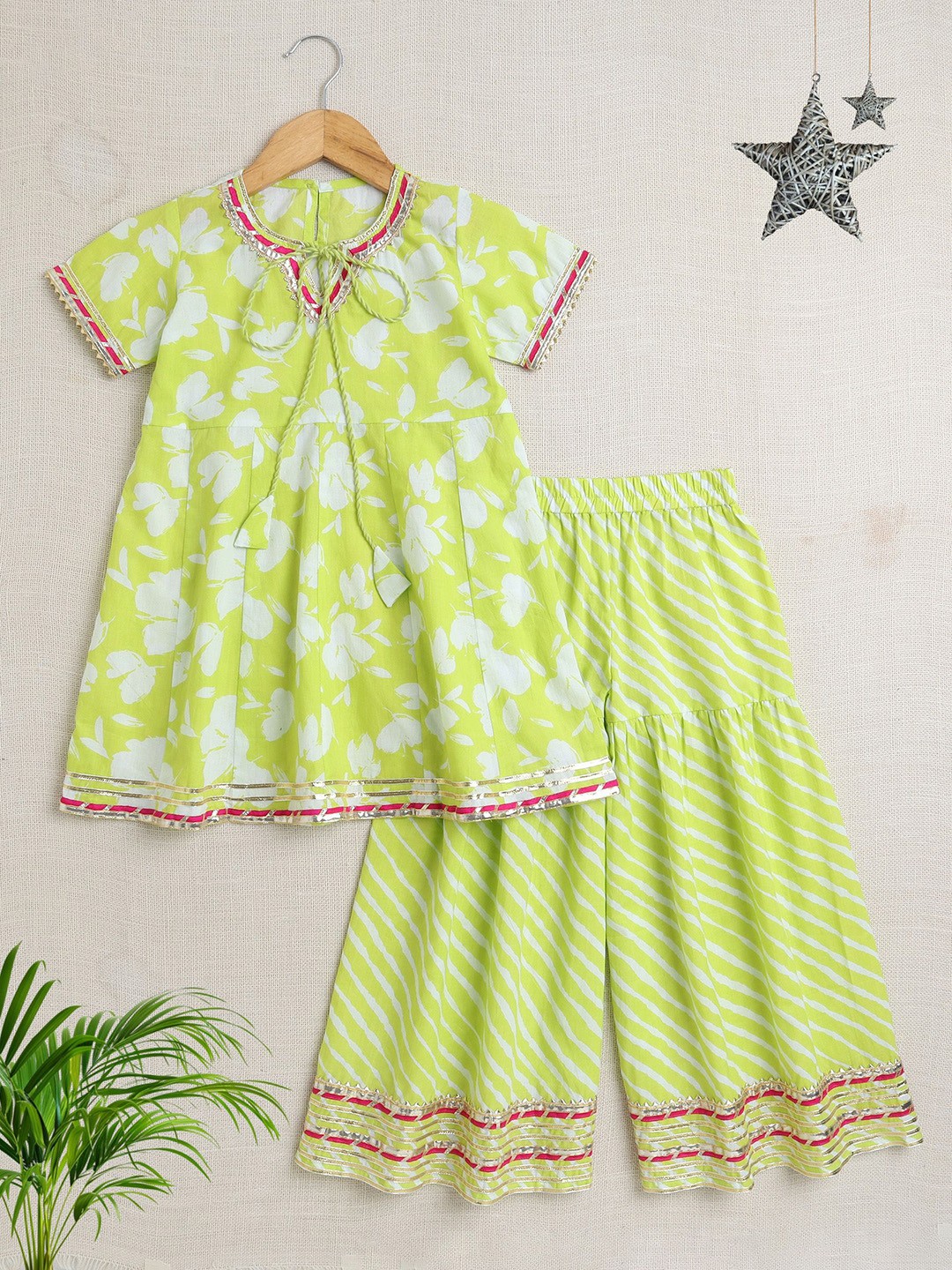 

The Magic Wand Girls Floral Printed Regular Pure Cotton Kurta with Palazzos, Yellow