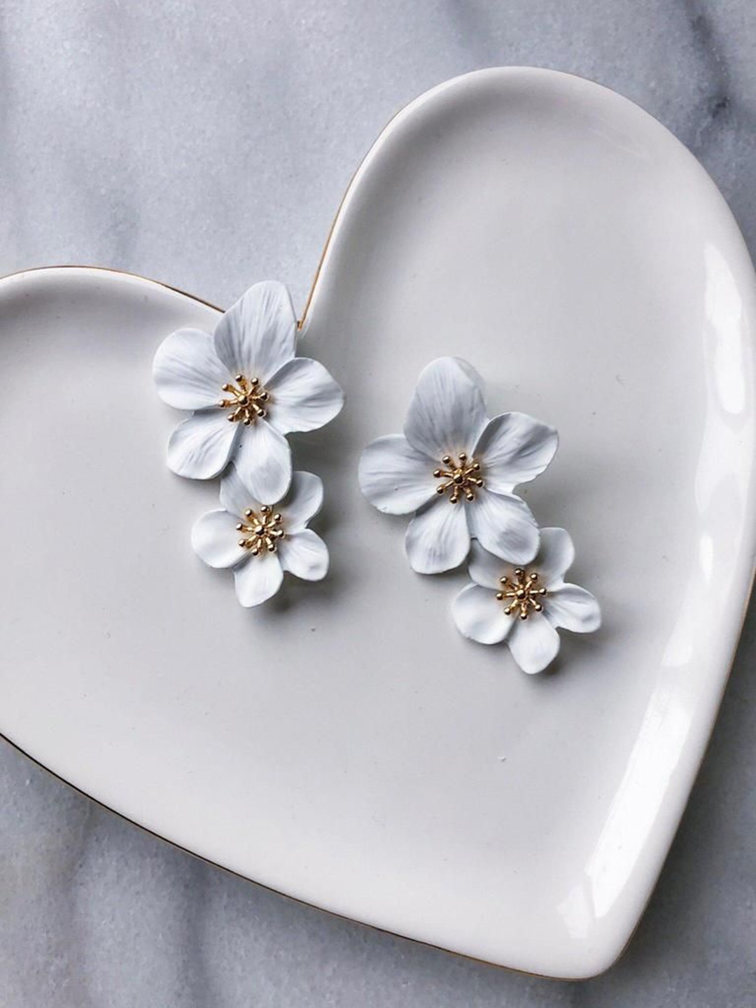 

YU FASHIONS Rhinestone Studded Floral Drop Earrings, White