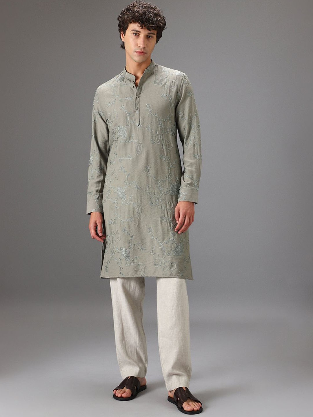 

Banana Club Floral Embroidered Thread Work Mandarin Collar Straight Kurta, Green