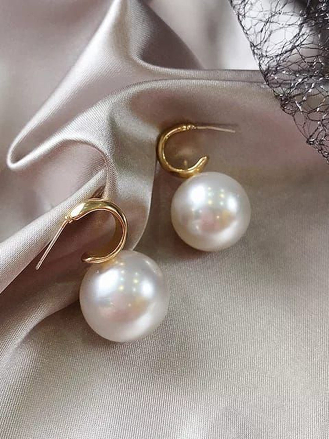 

YU FASHIONS Gold-Plated Rhinestone Studded Geometric Drop Earrings