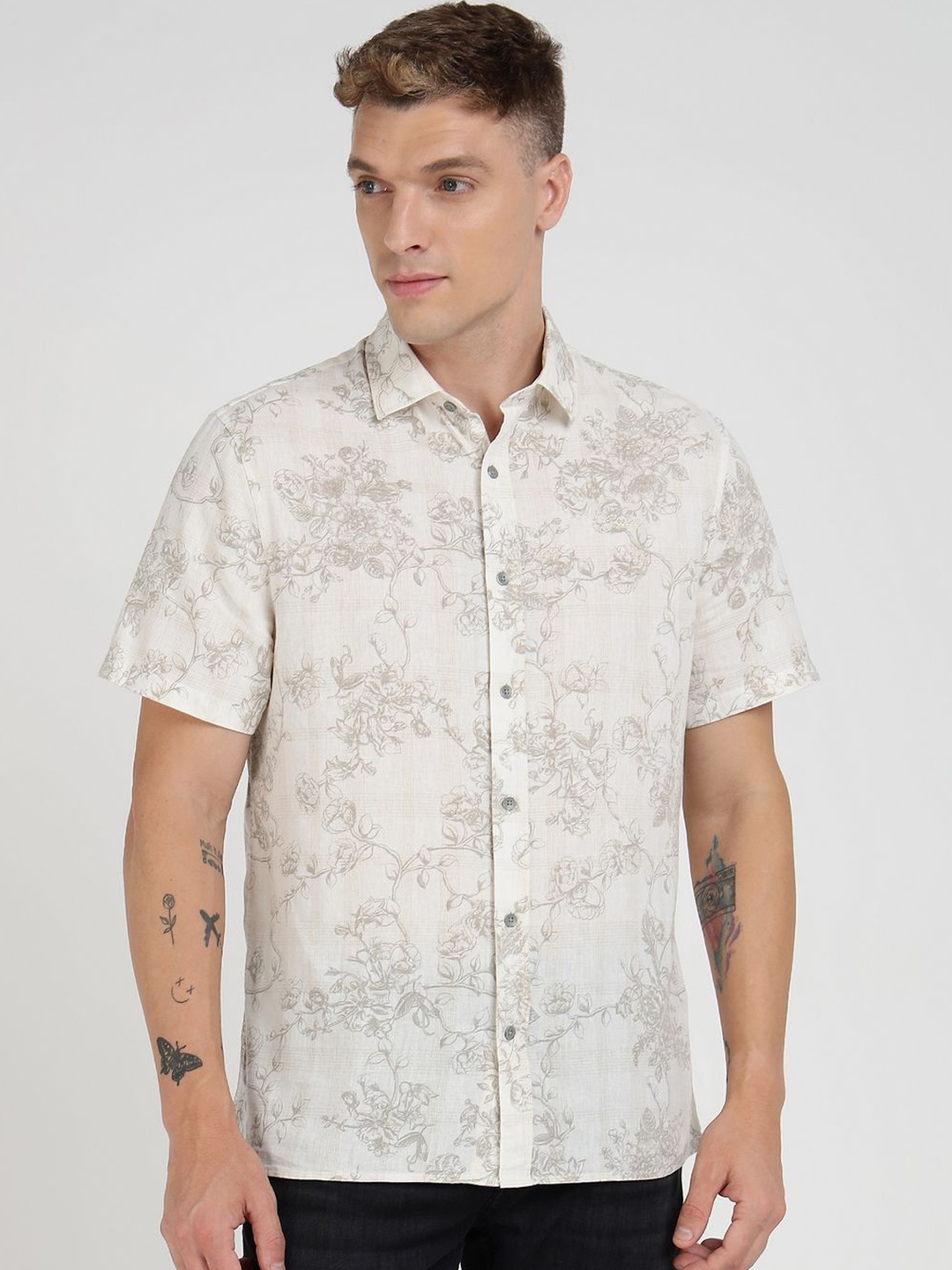 

GUESS Men Spread Collar Floral Printed Cotton Casual Shirt, Off white