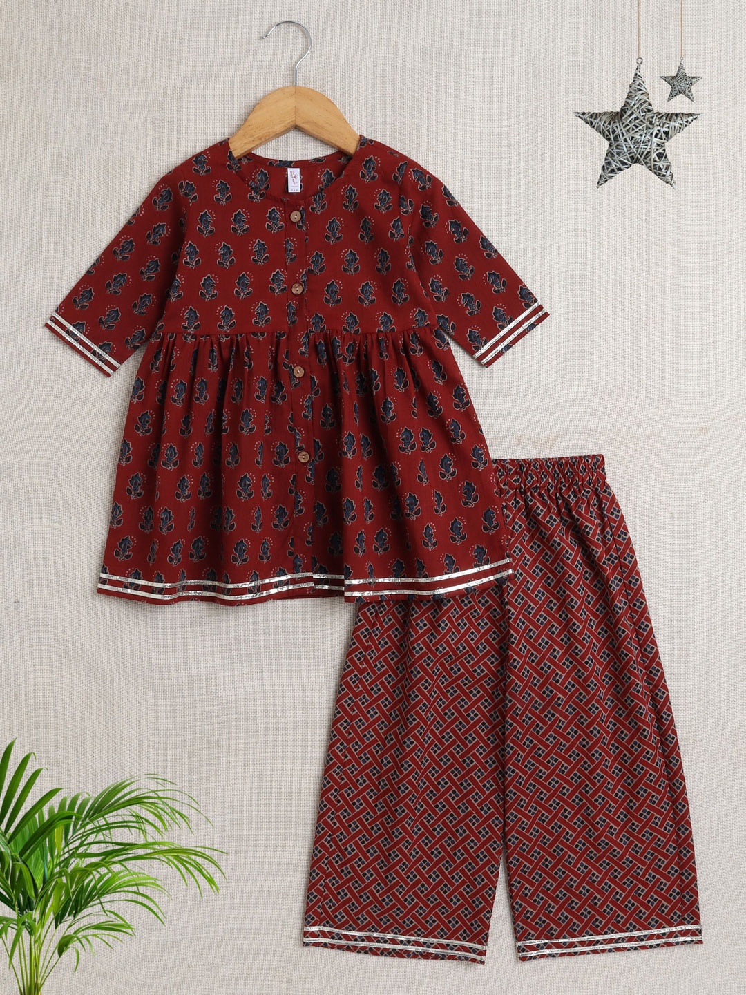 

The Magic Wand Girls Floral Printed Round Neck Regular Pure Cotton Kurta With Palazzo, Maroon