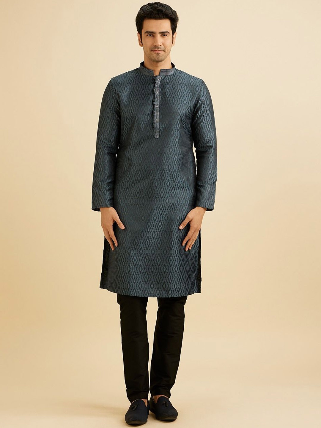 

Manyavar Floral Printed Mandarin Collar Straight Kurta With Trousers, Grey