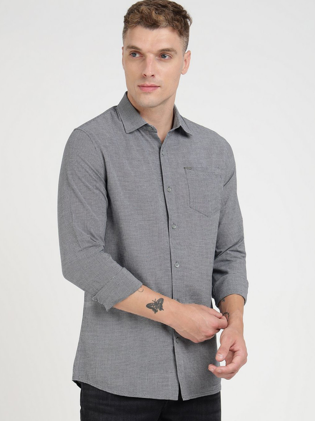 

GUESS Men Spread Collar Solid Cotton Casual Shirt, Grey