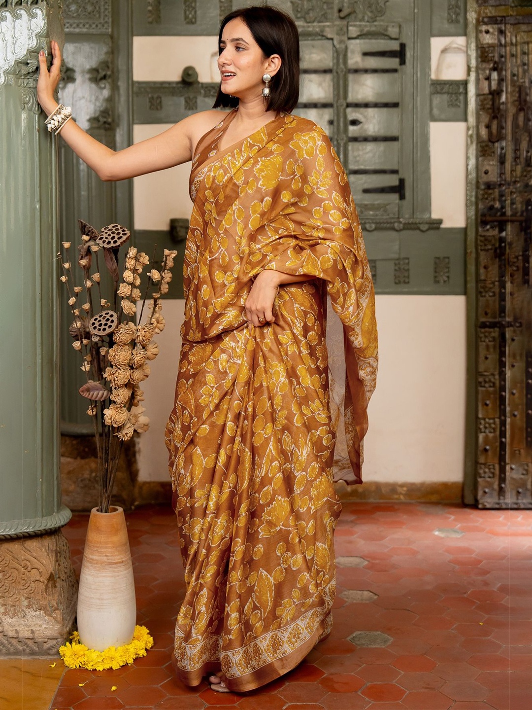 

KALINI Floral Printed Daily Wear Saree, Mustard