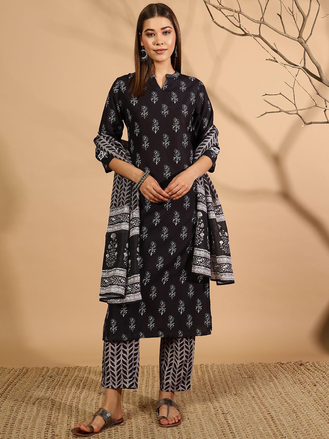 

Anouk Rustic Floral Printed Regular Straight Kurta with Trousers & Dupatta, Black