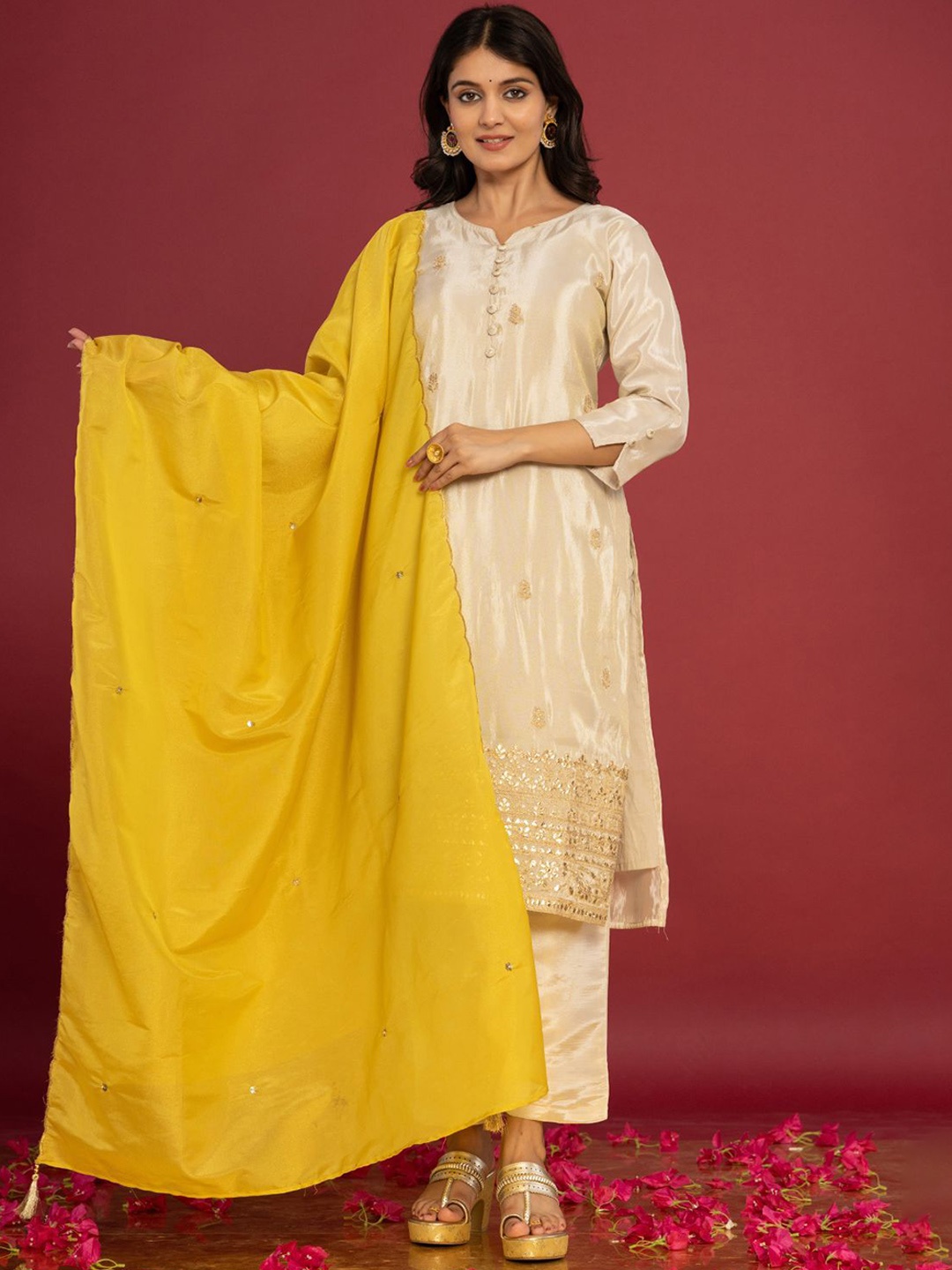 

Do Dhaage Floral Embroidered Sequinned Kurta with Trousers & Dupatta, Yellow