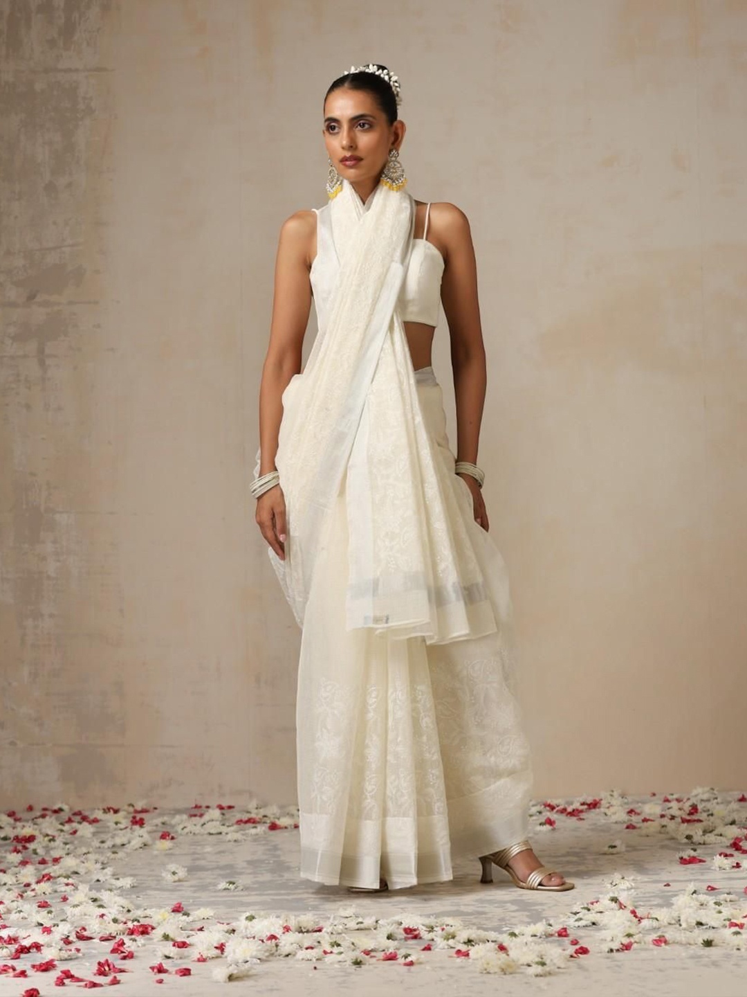 

Swtantra Floral Embroidered Kota Saree With Blouse Piece, Cream