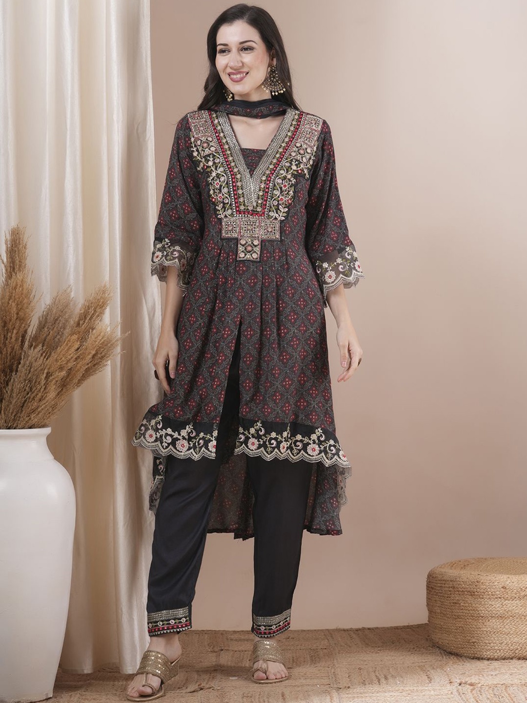 

FASHOR Floral Printed Pleated Zari work High-Low Kurta with Trouser & Dupatta, Black