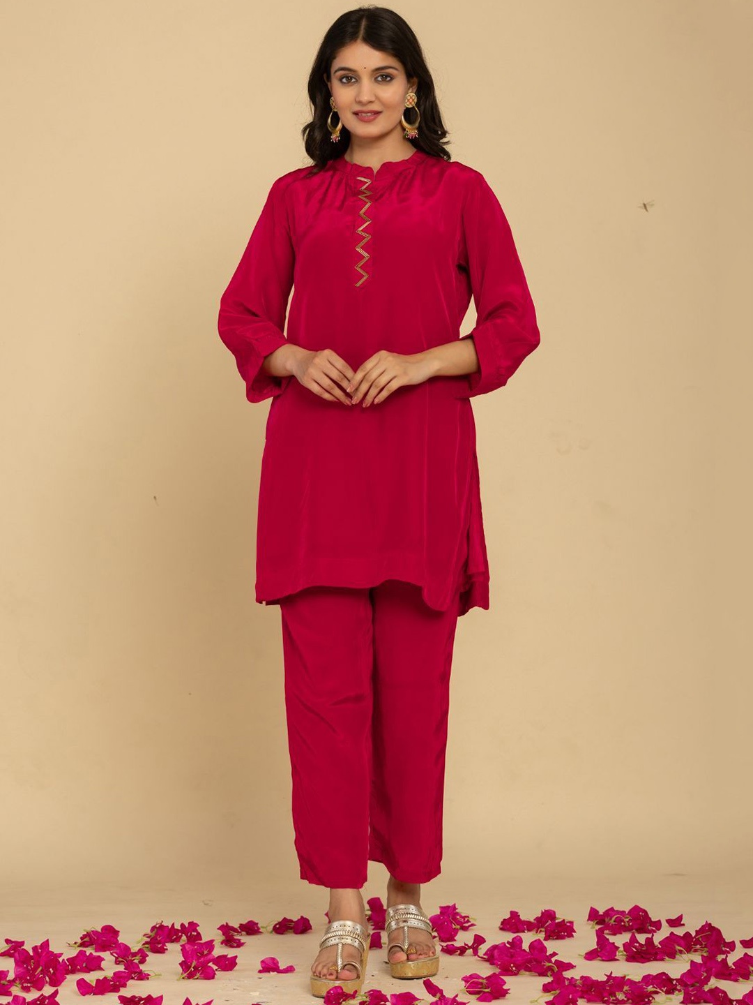 

Do Dhaage Mandarin Collar Regular Beads and Stones Silk Crepe Tunic with Trousers, Pink