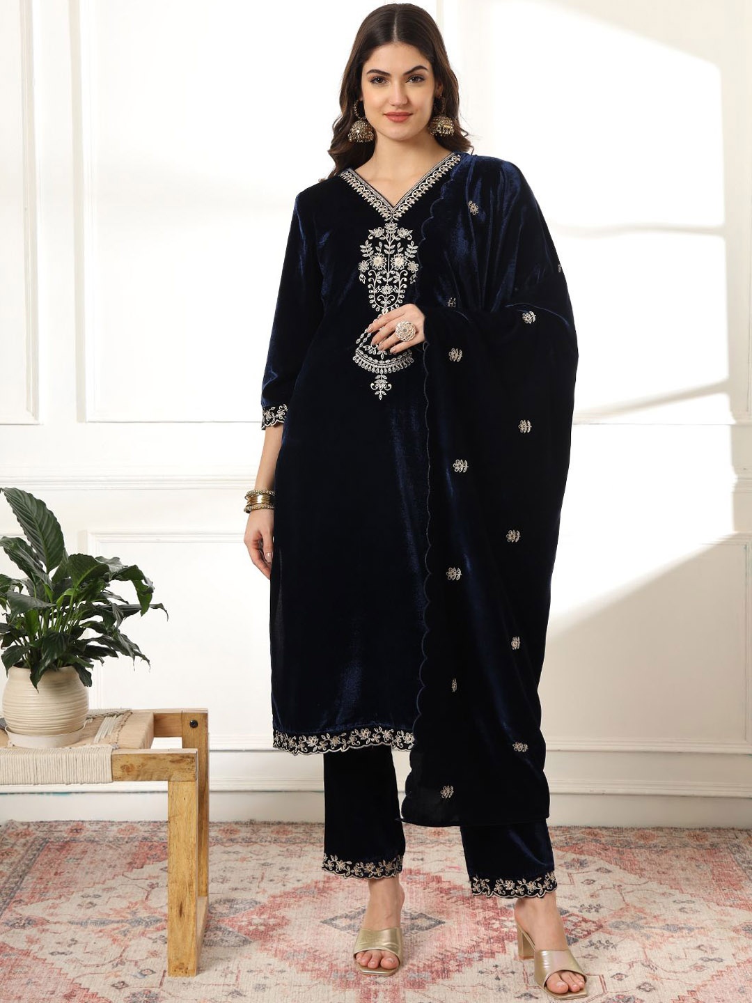 

Yufta Floral Yoke Design Sequinned V-Neck Velvet Straight Kurta with Trousers & Dupatta, Navy blue