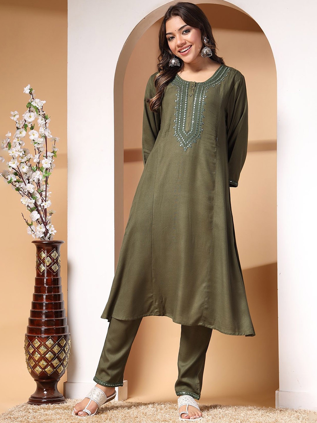 

House Of Zelena Ethnic Motifs Embroidered Maternity Anarkali Kurta With Trousers, Green