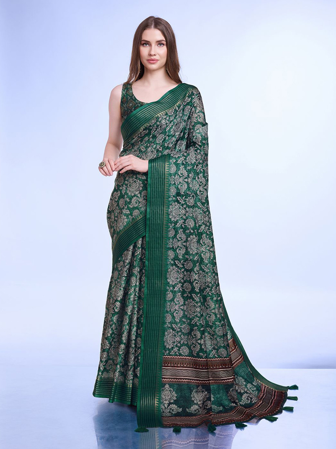 

Ishin Women Floral Printed Saree With Blouse Piece, Green