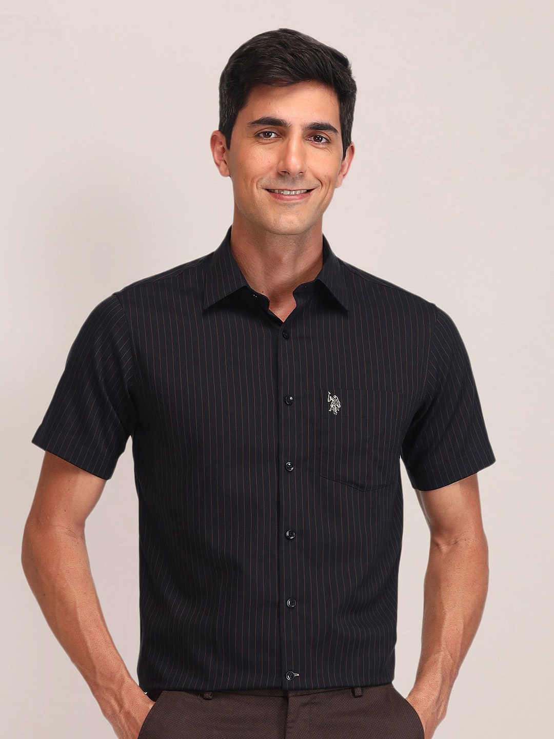 

U.S. Polo Assn. Men Cutaway Collar Vertical Striped Cotton Tailored Fit Casual Shirt, Black