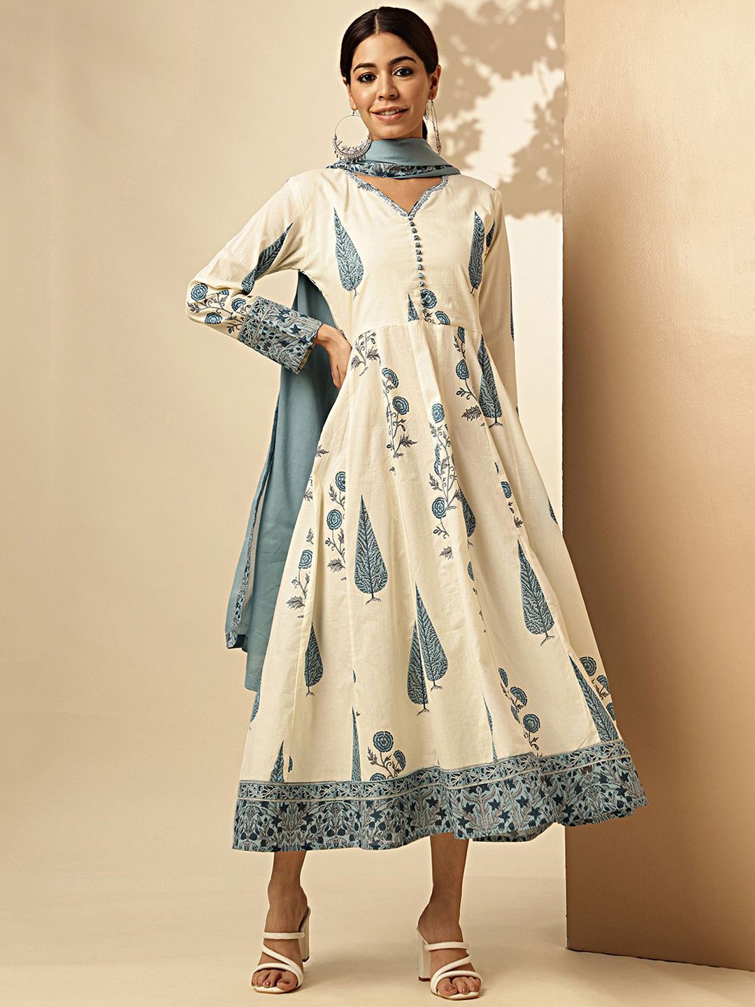

Vbuyz Ethnic Motifs Printed V-Neck Maxi Gown With Dupatta, Multi