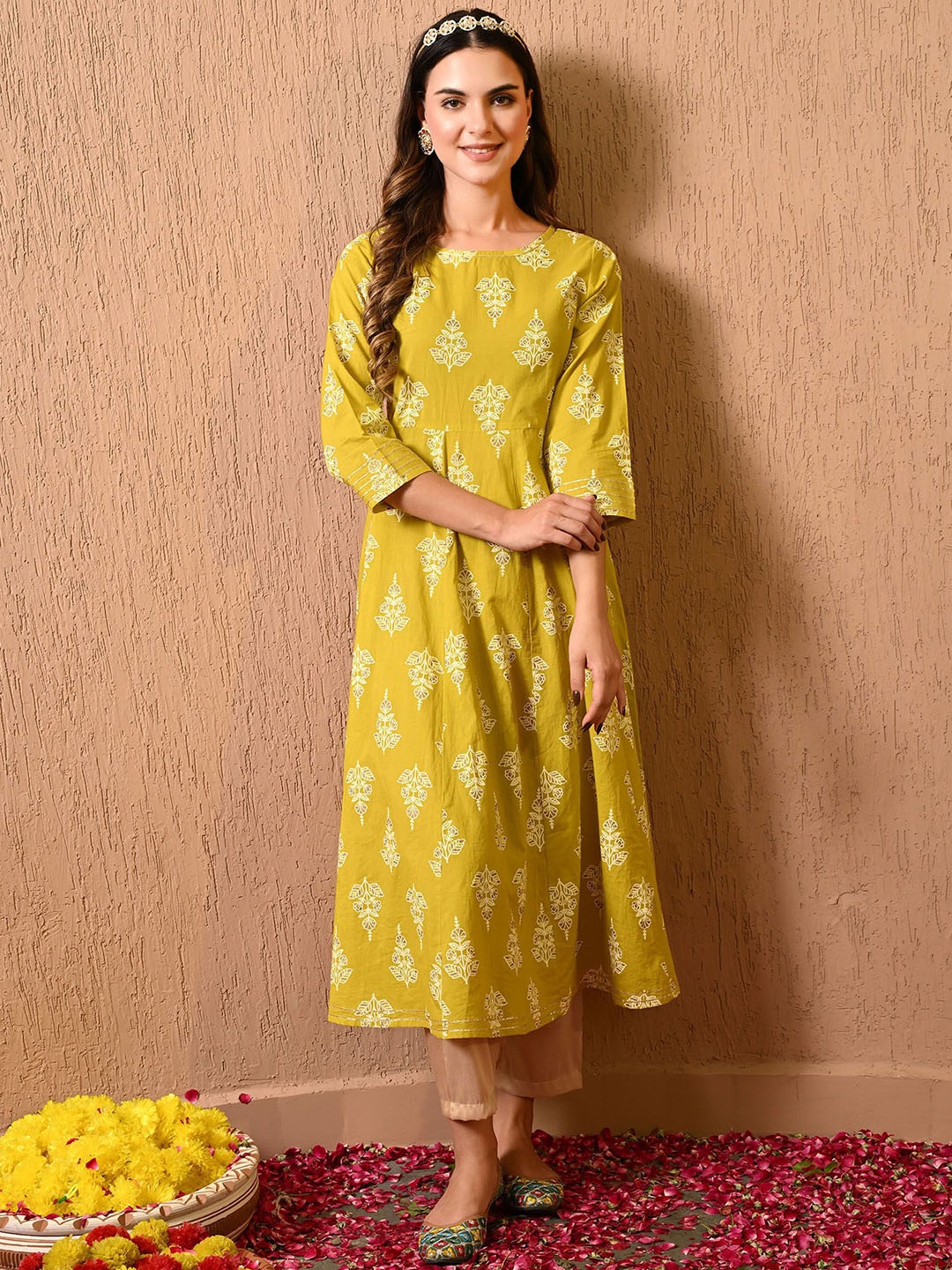 

DECKEDUP Round Neck Ethnic Motifs Panelled Cotton Anarkali Kurta, Yellow