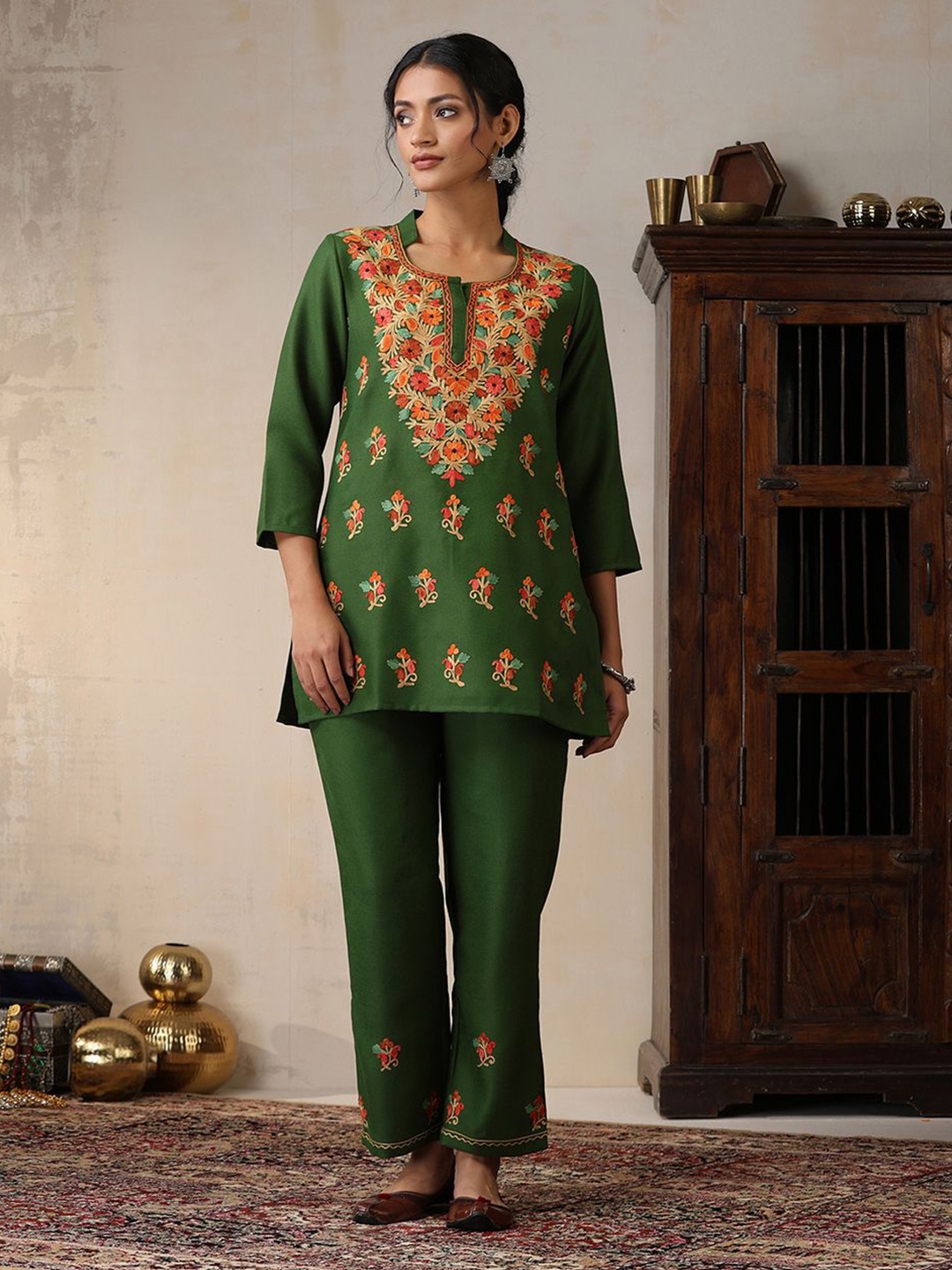 

House of Chikankari Floral Embroidered Straight Kurta With Trouser, Green