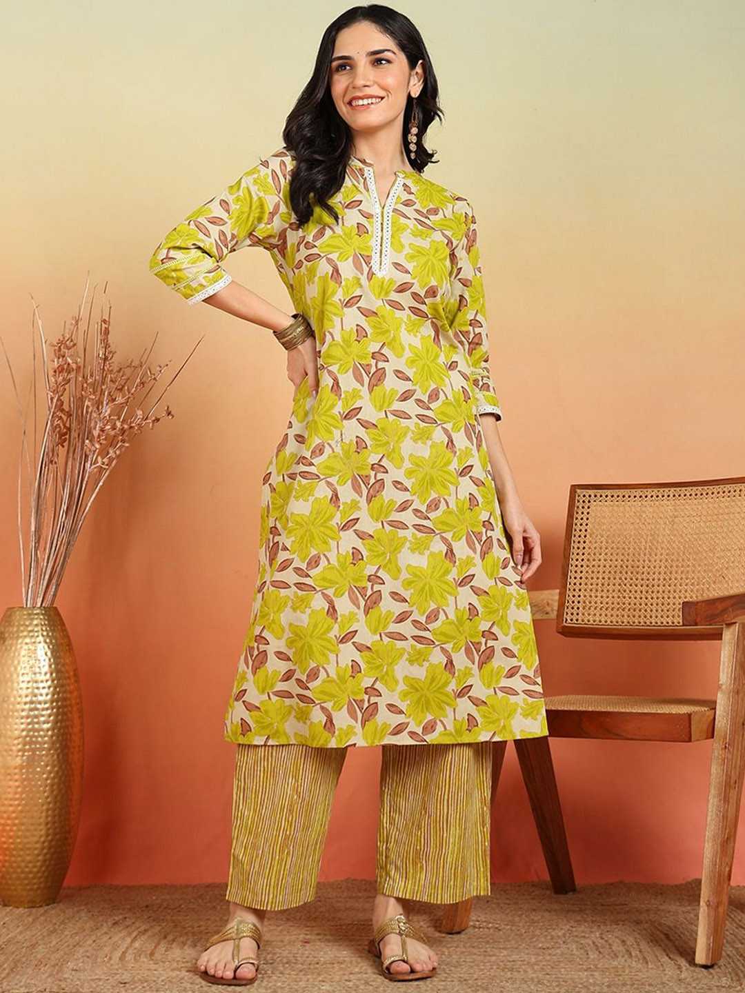 

YASH GALLERY Floral Printed Straight Kurta with Trousers, Green