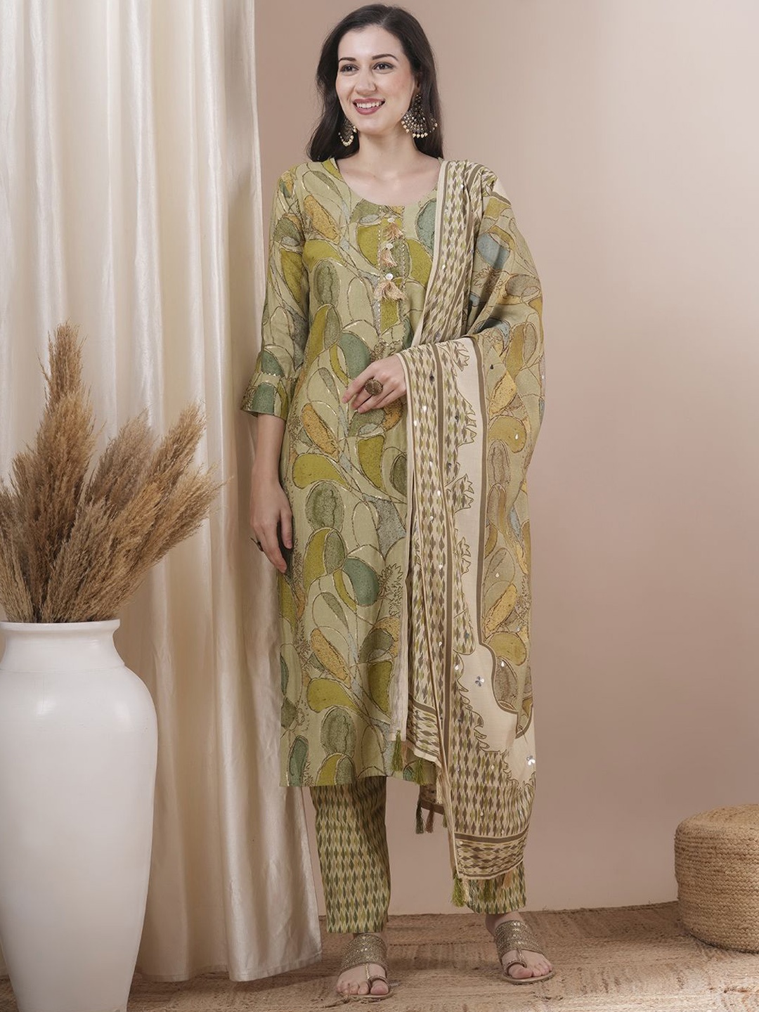 

FASHOR Green Floral Printed Round Neck Regular Kurta With Trouser With Dupatta