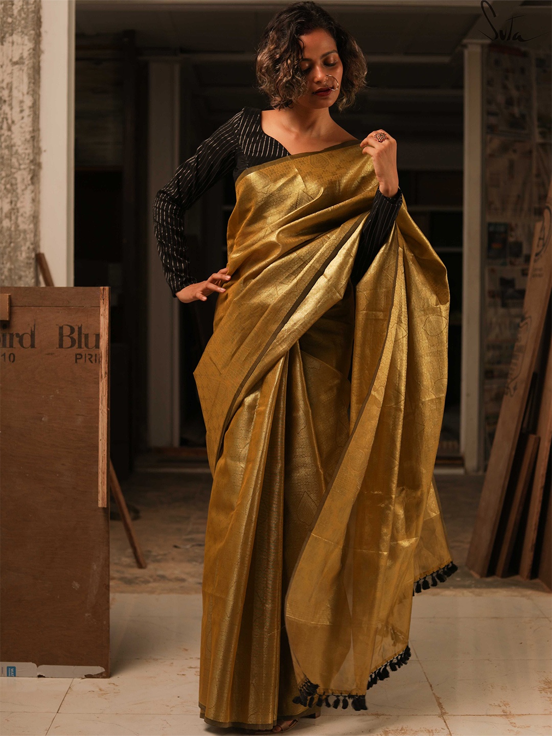

Suta Banarasi Saree With Blouse Piece, Gold