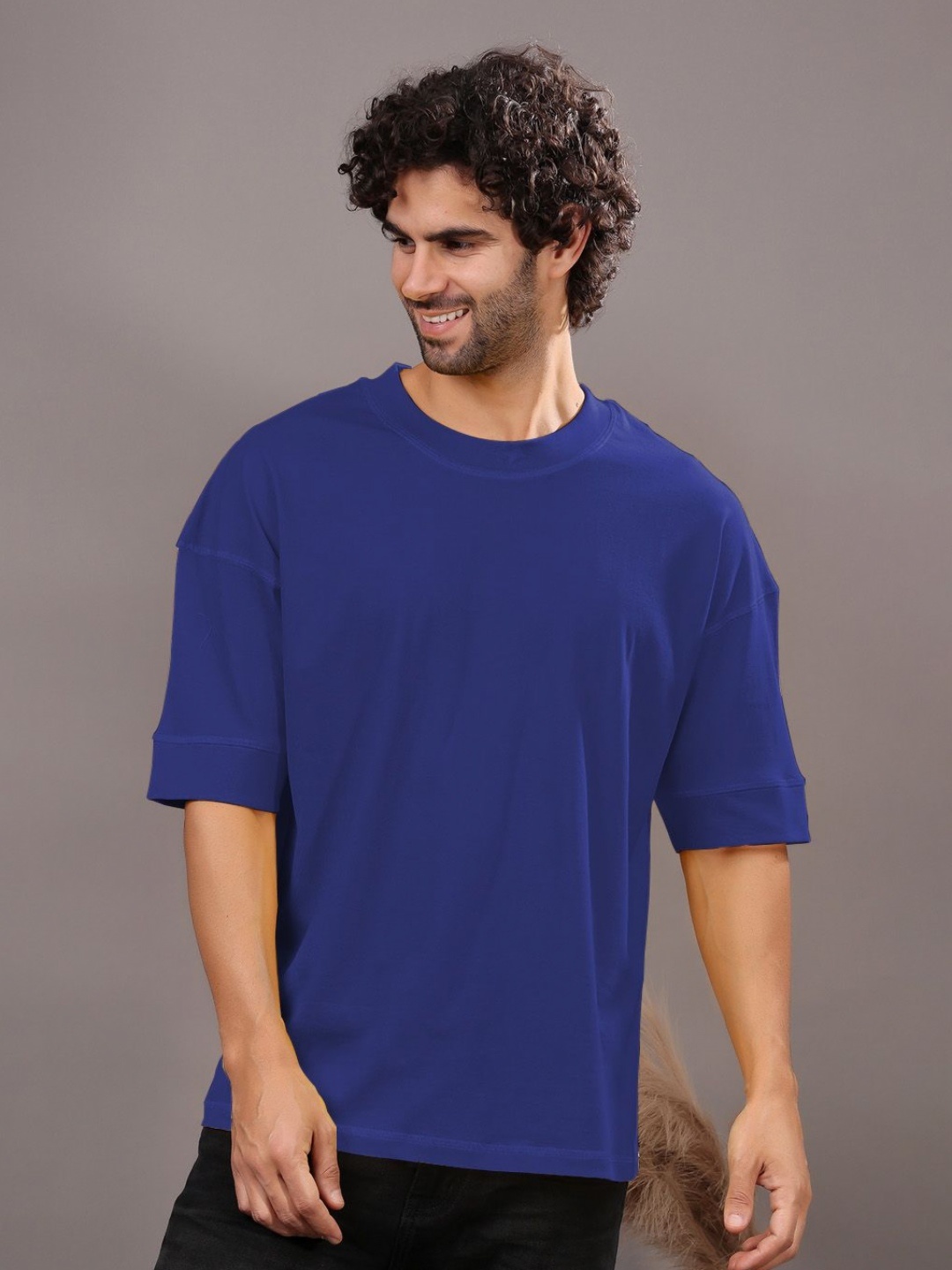 

Friskers Men Solid Round Neck Cotton T-shirt, Blue