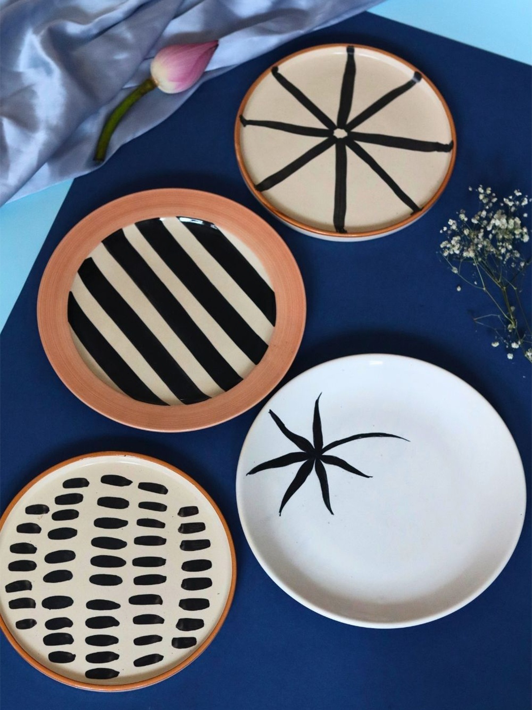 

WEAVING HOMES Black & White 4 Pieces Printed Ceramic Plates