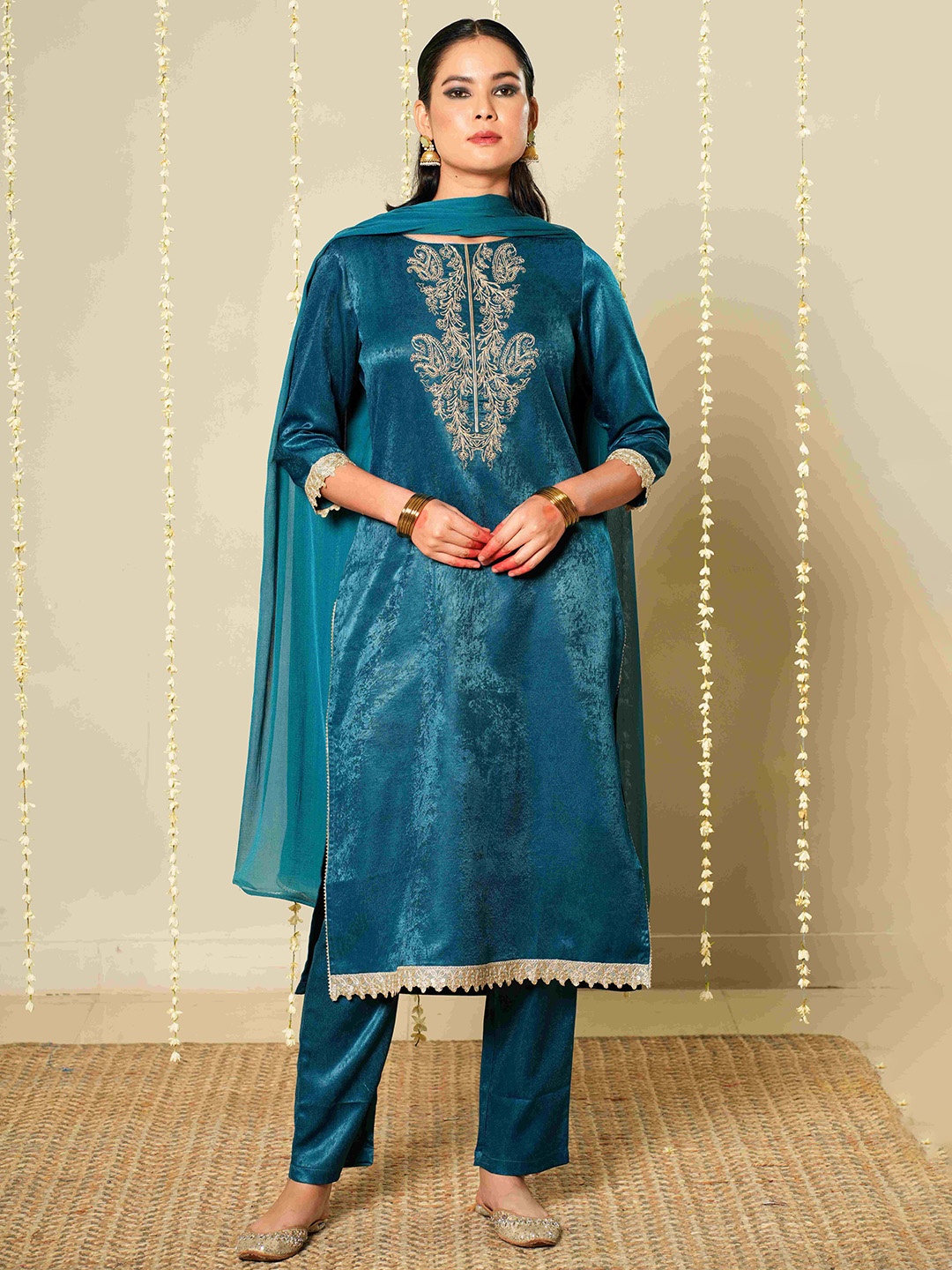 

Meesan Embroidered Velvet Kurta Set, Blue