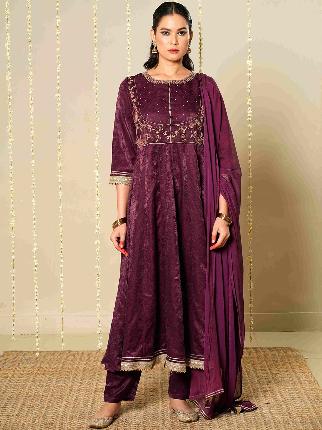 

Meesan Embroidered Velvet Kurta Set, Burgundy