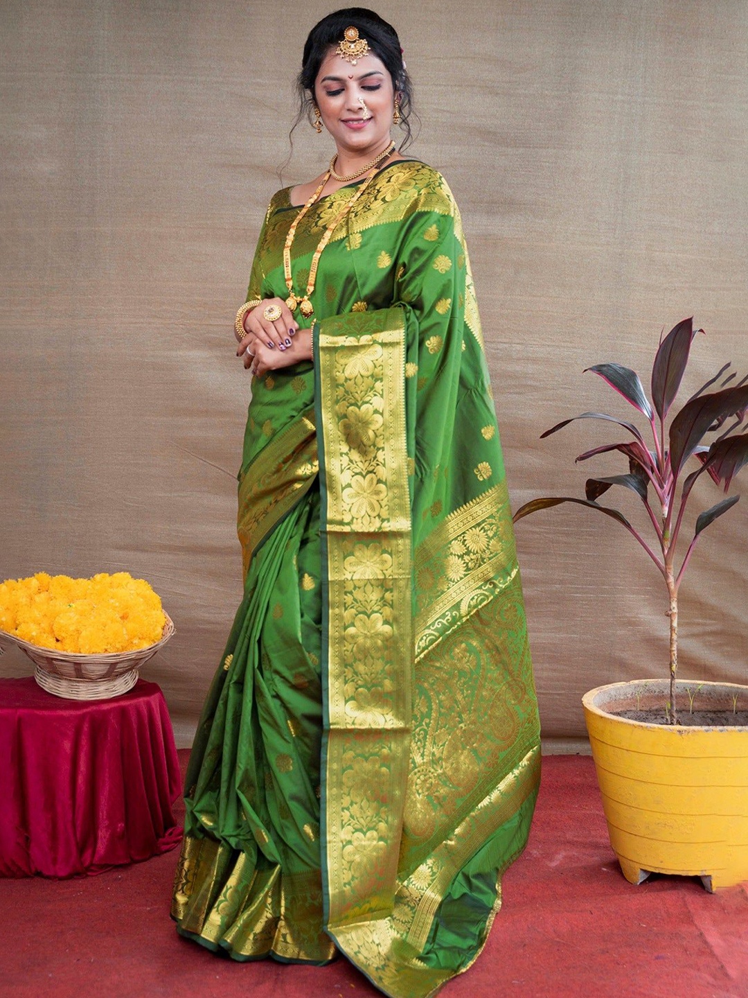 

Suha Embellished Zari Banarasi Saree, Green